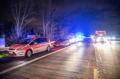 Denkendorf: LKW faehrt auf A8 Silozug auf - Fahrer eingeklemmt